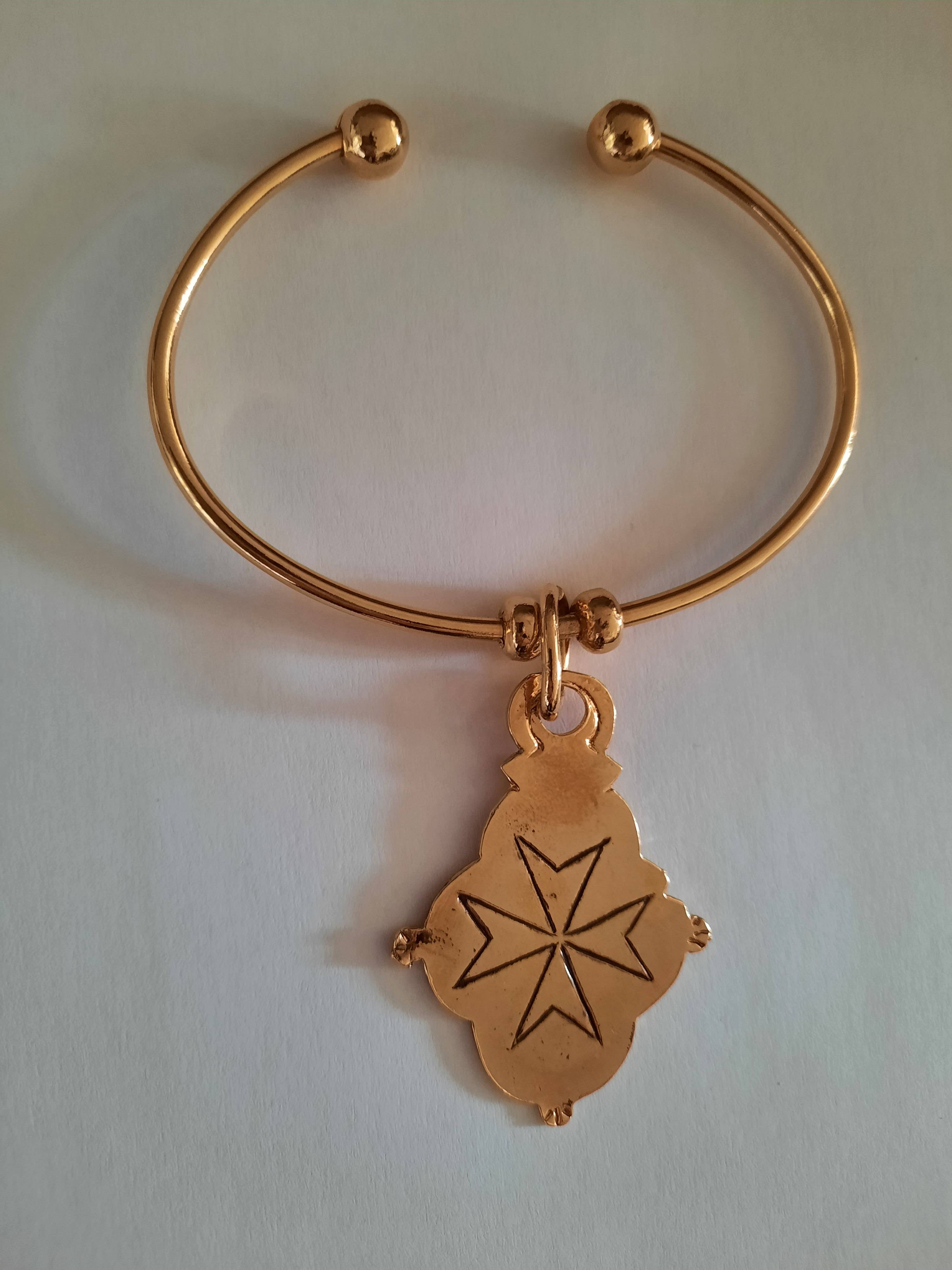 Bracelet Jonc coulas doré avec pendentif croix de Malte gravée doré