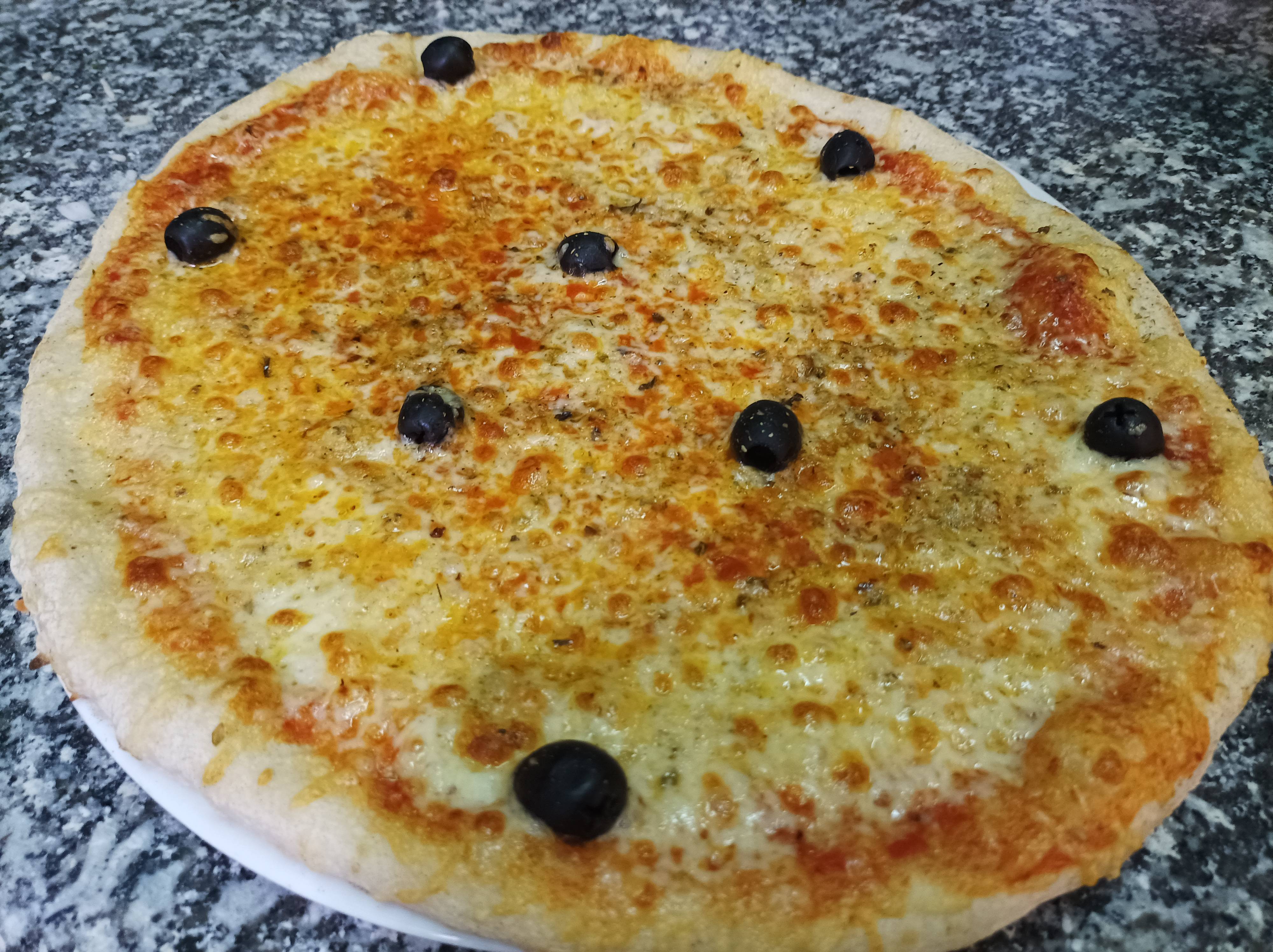 Pizza Marguerite Fromage, olive et tomate – Taille au choix