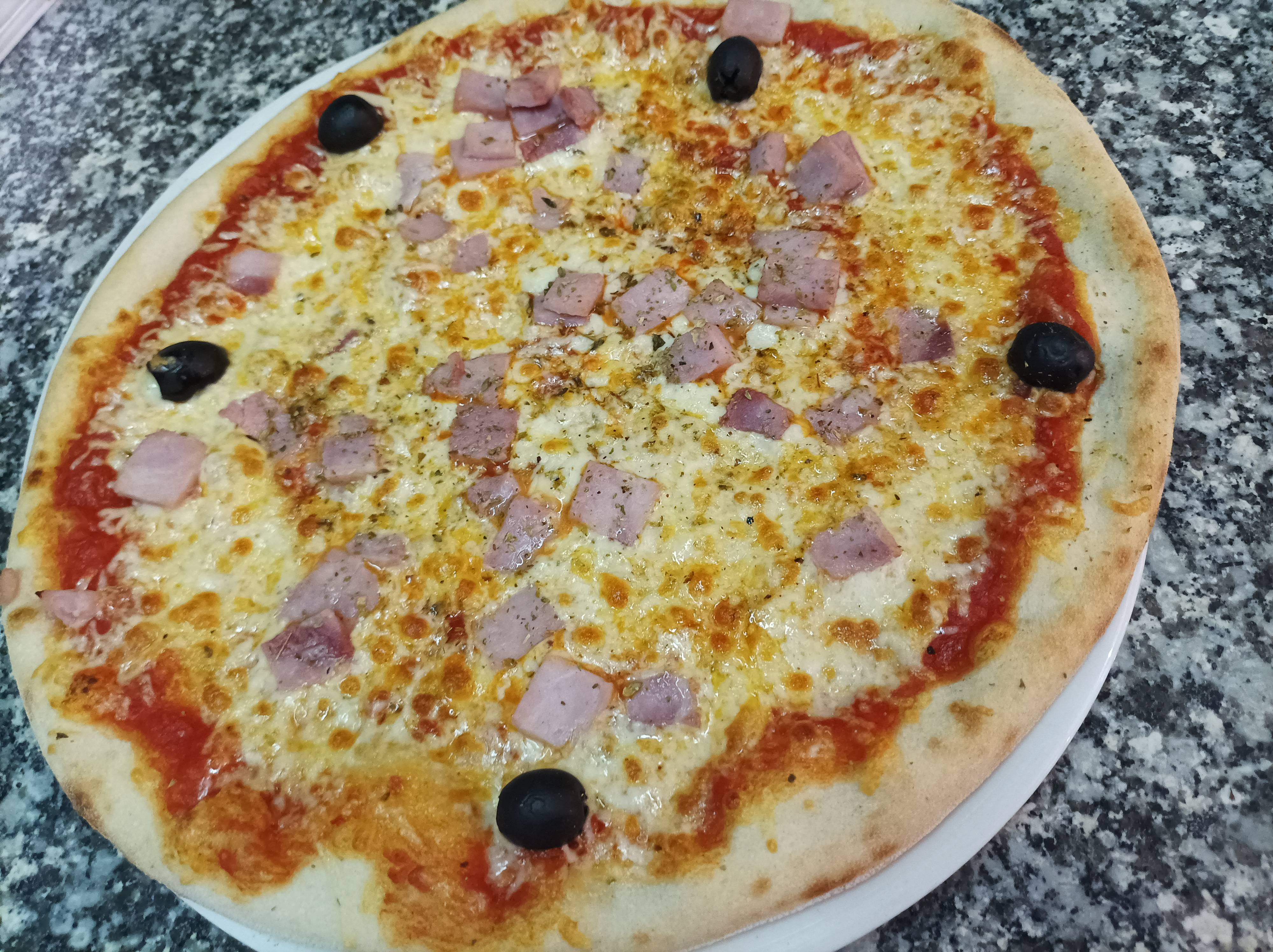 Pizza Romana Tomate, fromage et jambon supérieur - Taille au choix