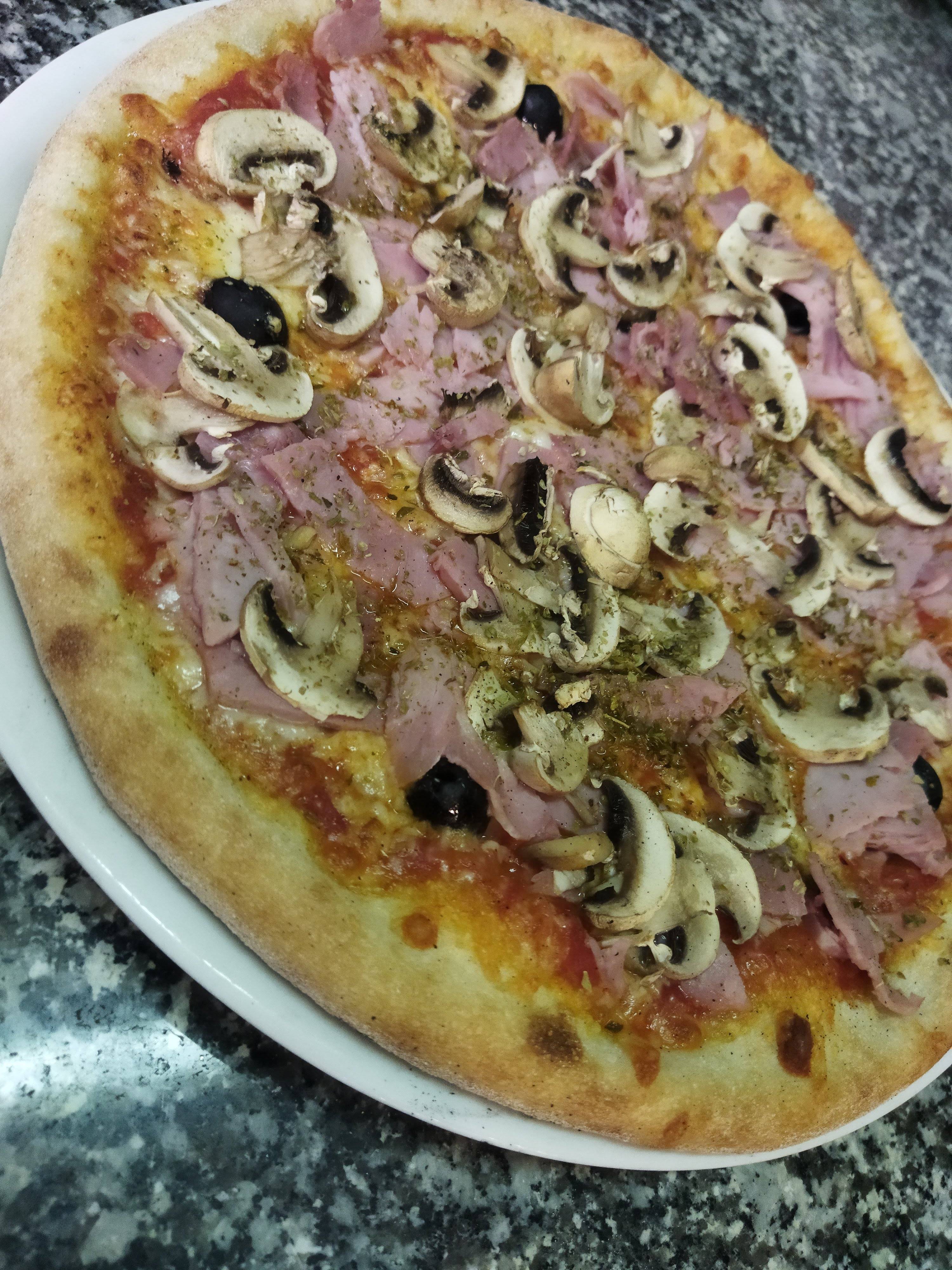 Pizza Reine Fromage, jambon supérieur et champignons – Taille au choix