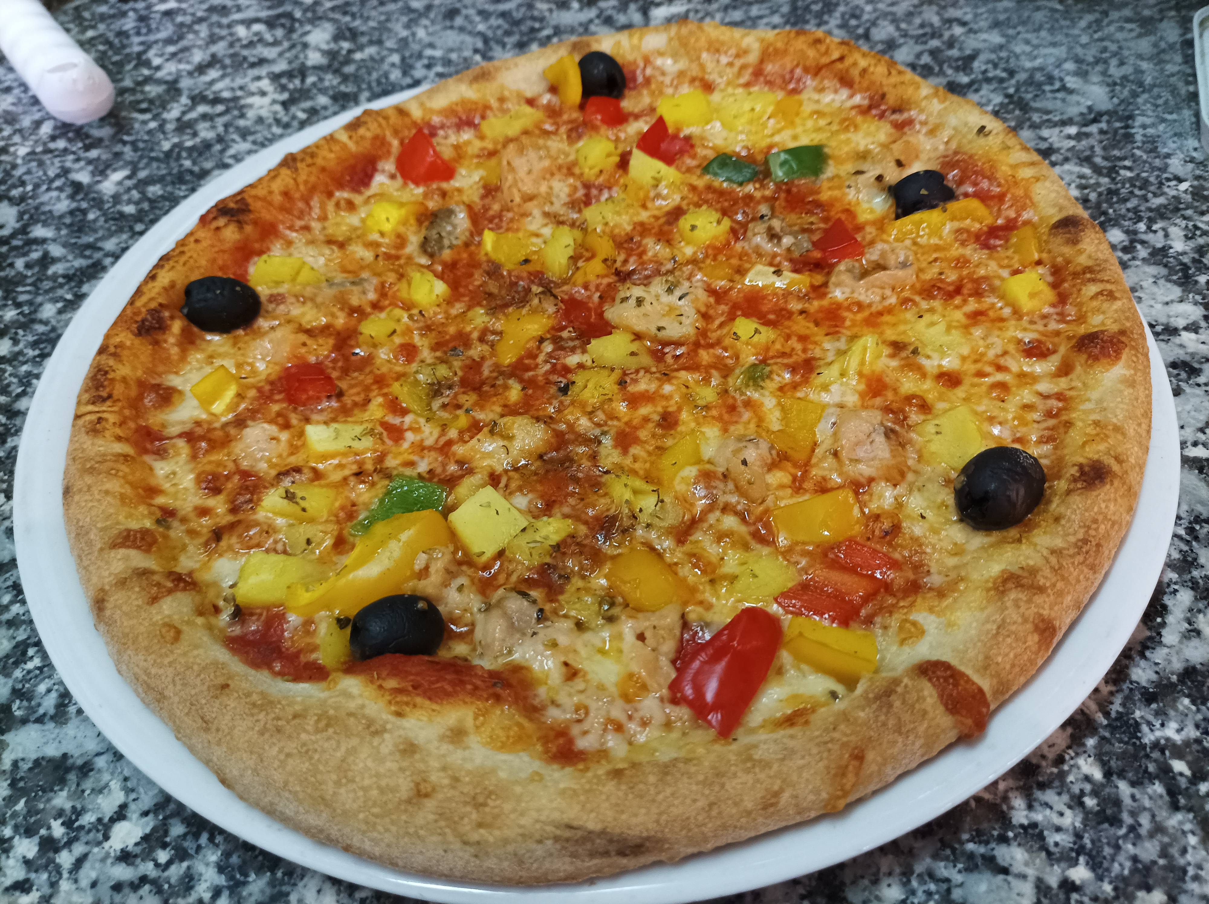 Pizza Exotique Poulet ou saumon et ananas – Taille au choix