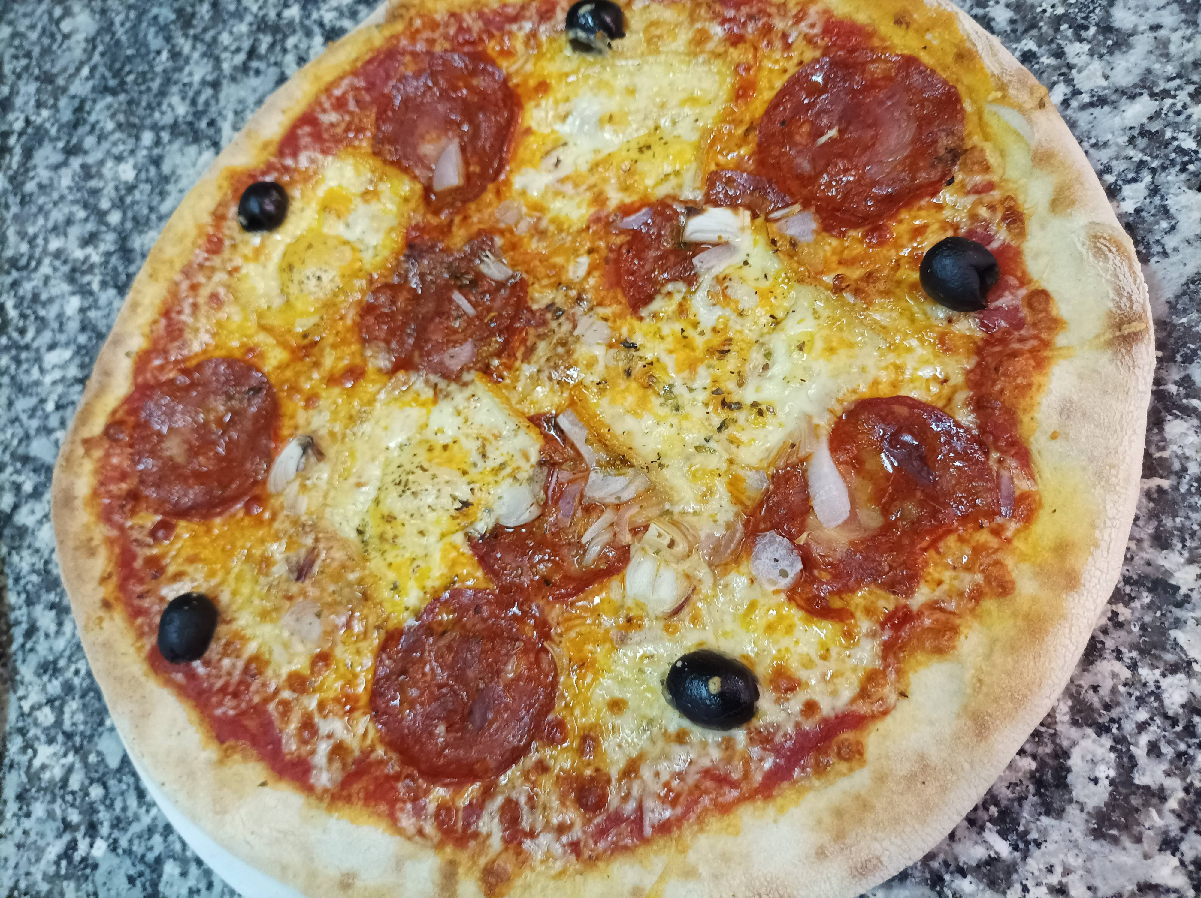 Pizza Piton Chorizo, raclette et oignons – Taille au choix