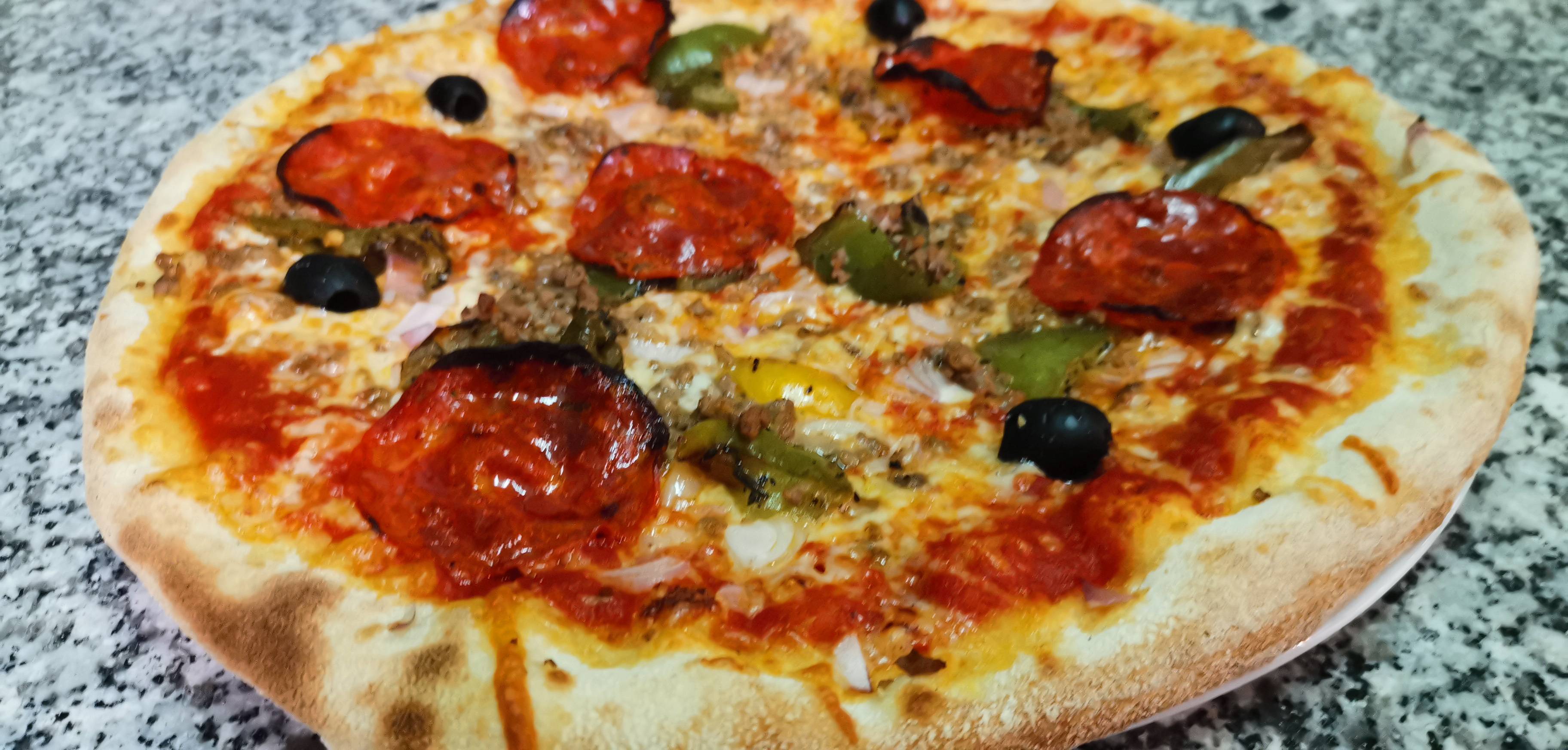 Pizza Texane Chorizo, bœuf et poivonrs – Taille au choix
