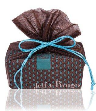 Ballotin de chocolats 375g assortis et sa pochette organdi marron - Jeff de Bruges