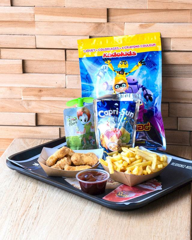 Menu Enfant Nuggets TacoShake : boîte de 6 nuggets + 1 sauce au choix + 1 portion de frites + 1 Desserts au choix + 1 Capri-Sun + 1 jouet