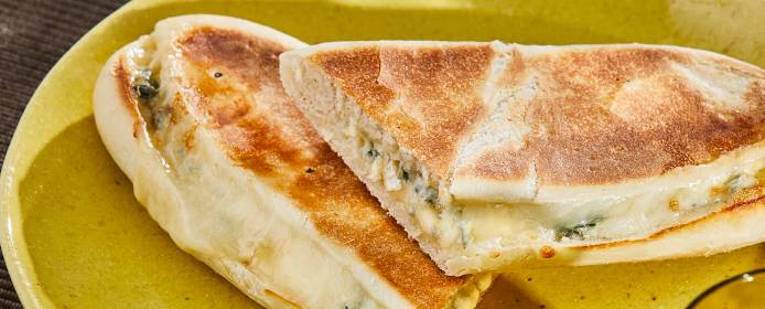 Panini 3 fromages - un sandwich gorgonzola mozzarella mascarpone