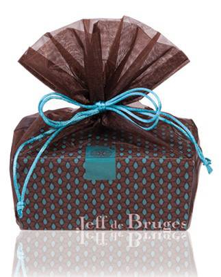 Ballotin 500g chocolats assortis et pochette organdi marron - Jeff de Bruges