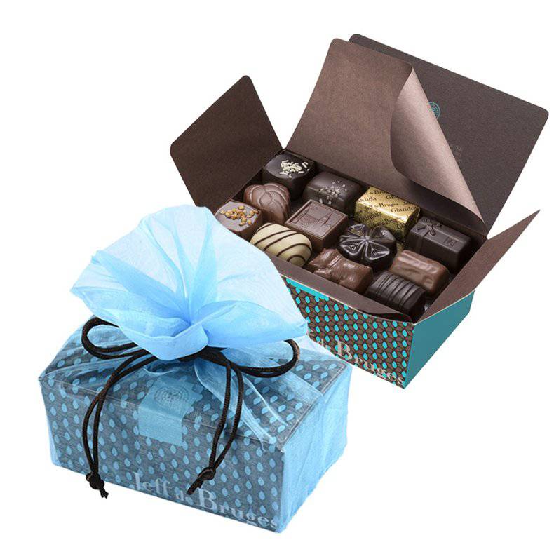 Ballotin chocolats assortis et pochette organdi bleue 500g