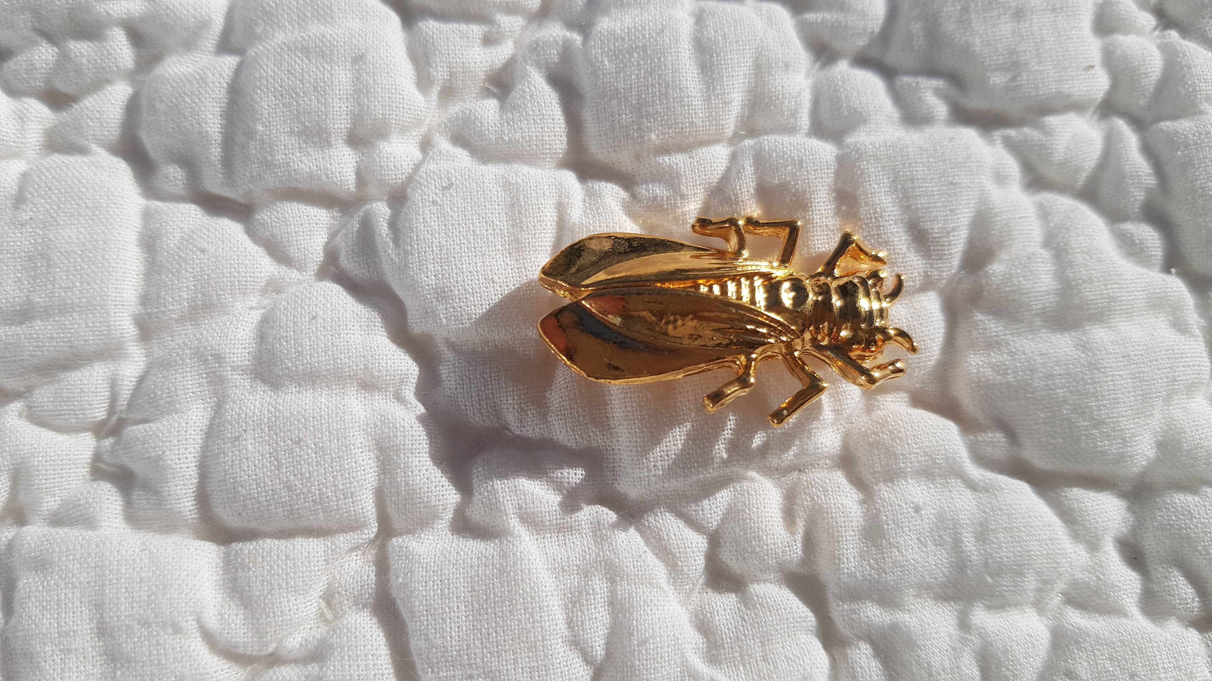 Broche fourmi volante dorée de grande taille Camargue Art