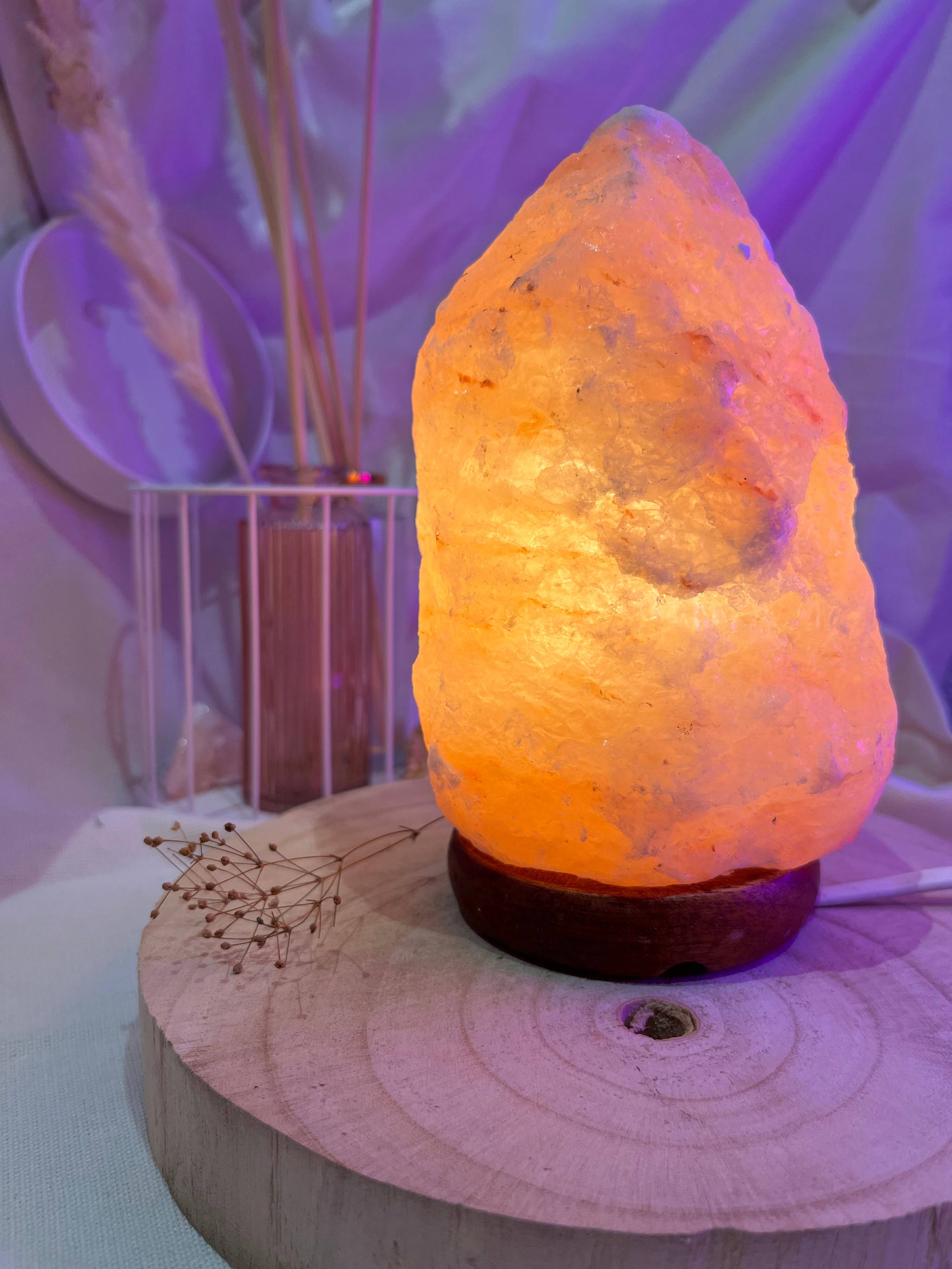 Lampe en cristal de sel avec support en bois