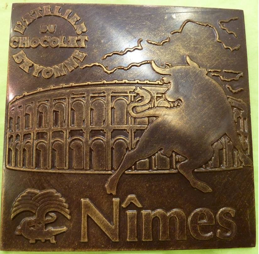 La carte postale de Nîmes en chocolat 150g - L'Atelier du Chocolat