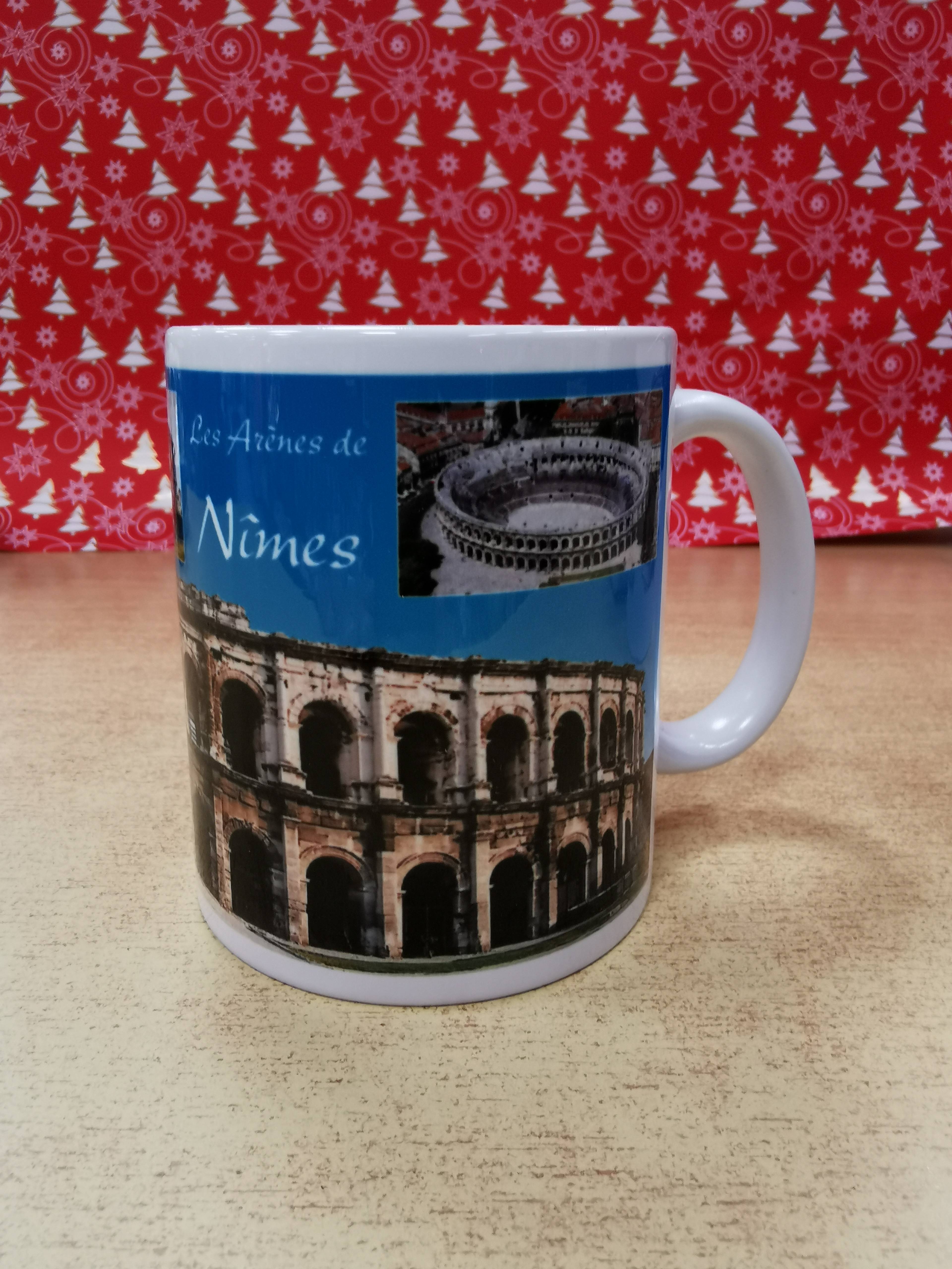 Mug souvenir bleu en céramique - Modèle Nîmes photo Colisée - Maison de la presse
