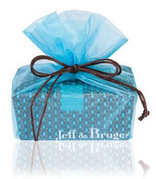 Ballotin 375g de chocolat dans sa pochette bleue organdi - Jeff de Bruges